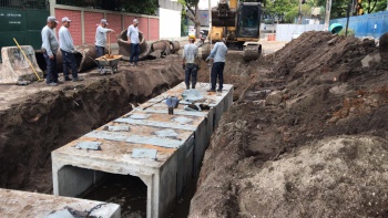 Macrodrenagem na rua Moacir Strauch