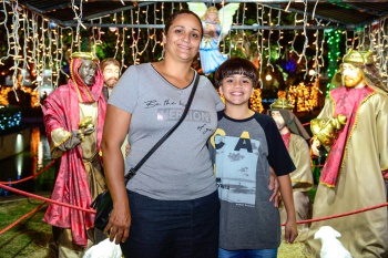 Famílias conhecendo a iluminação especial de Natal do Parque Moscoso