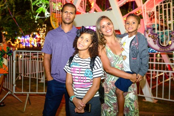 Famílias conhecendo a iluminação especial de Natal do Parque Moscoso