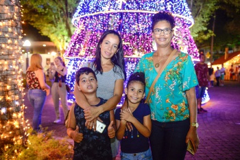 Famílias conhecendo a iluminação especial de Natal do Parque Moscoso