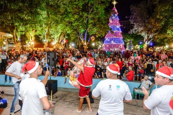 Chegada do Papai Noel Tropical na Cantata de Natal no Parque Moscoso