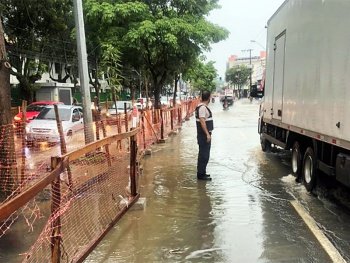 Guarda Civil Municipal atuando em ruas alagadas pelas fortes chuvas