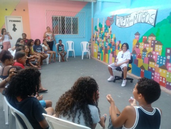 Cantor Welcson Viegas conversa com crianças da Colônia de Férias do Cajun Praia do Suá