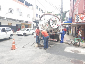 Desobstrução mecanizada na Rua Desembargador Gilson Mendonça em frente à padaria qualipan Bairro Gurigica