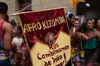 Bandeira do Bloco Afro Kizomba no Carnaval do Centro 2020