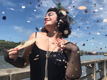 Cecilia usando o leque do Não é não