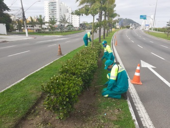 Trabalhadores fazem a manutenção de canteiros na cidade para evitar que locais se tornem pontos de descarte irregular de lixo