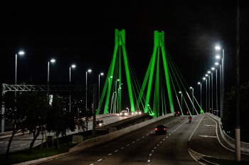 Ponte da Passagem com iluminação especial verde