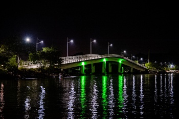 Ponte Desembargador Carlos Xavier Paes Barreto com iluminação especial verde