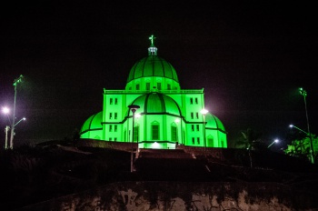 Santuário-Basílica de Santo Antônio com iluminação especial verde
