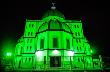 Santuário-Basílica de Santo Antônio com iluminação especial verde