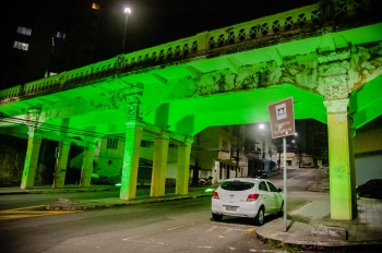 Viaduto Caramuru com iluminação especial verde