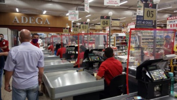 Ação fiscaliza uso de máscaras por funcionários de supermercados
