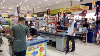 Ação fiscaliza uso de máscaras por funcionários de supermercados