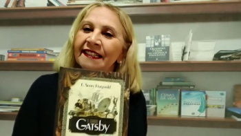 A escritora e poetisa Maria Viola Bona indica "O Grande Gatsby" como leitura