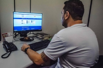 Servidor acessando os sistemas on-line da Prefeitura de Vitória