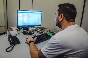Servidor acessando os sistemas on-line da Prefeitura de Vitória