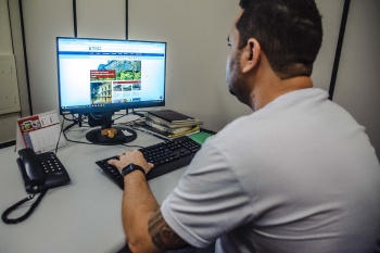 Servidor acessando os sistemas on-line da Prefeitura de Vitória