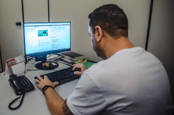 Servidor acessando os sistemas on-line da Prefeitura de Vitória