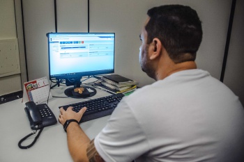 Servidor acessando os sistemas on-line da Prefeitura de Vitória