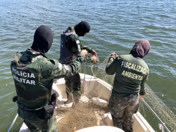 Fiscais apreendem redes e tarrafas na baía de Vitória