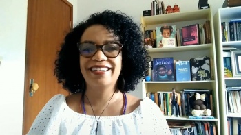 A professora Débora Cristina de Araújo faz a palestra "Escritoras Negras Brasileiras"