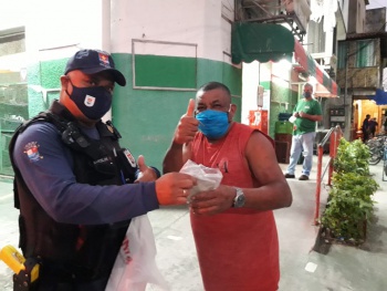 Guarda Municipal distribui máscaras em bairros de Vitória