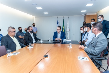 Prefeito Lorenzo Pazolini em reunião com os vereadores empossados