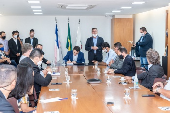 Prefeito Lorenzo Pazolini em reunião com os vereadores empossados