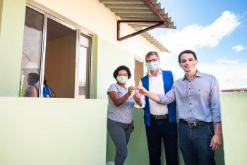 Prefeito Lorenzo Pazolini entrega casa para moradora do Bairro da Penha
