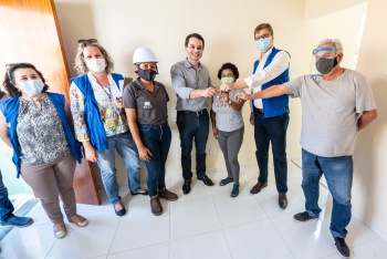 Prefeito Lorenzo Pazolini entrega casa para moradora do Bairro da Penha
