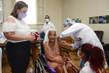 Secretária de Assistência Social, Cintya Schulz, em visita ao Asilo de Idosos de Vitória no dia da Vacinação contra o Covid 19
