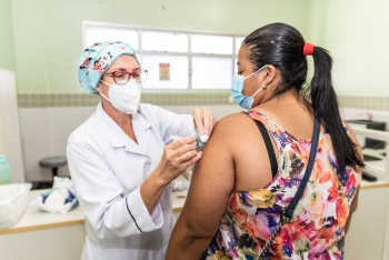Servidora da saúde recebendo vacina contra o Corona vírus