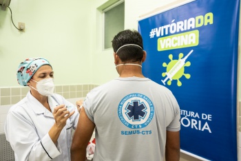 Enfermeira vacinando servidor da saúde contra Coronavírus