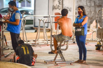 Equipes da Abordagem de Rua e Consultório na Rua atuando na Praça de Jucutuquara