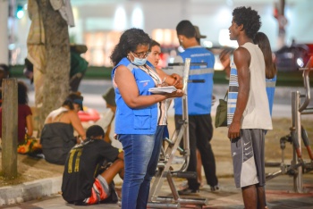 Equipes da Abordagem de Rua e Consultório na Rua atuando na Praça de Jucutuquara
