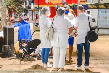 Equipes da Abordagem de Rua e Consultório na Rua atuando na Praça de Jucutuquara