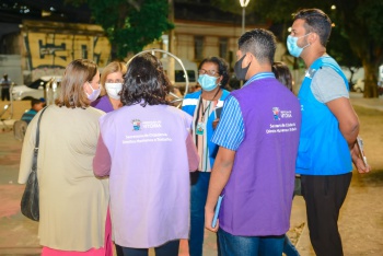 Equipes da Abordagem de Rua e Consultório na Rua atuando na Praça de Jucutuquara