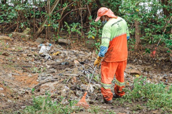 Central de Serviços - Trabalho de retirada de lixo, entulhos e restos de fiação na Ponte da Passagem