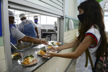 Alunos da EMEF Ceciliano Abel de Almeida em momento de merenda no refeitório