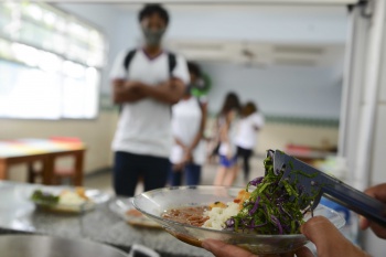 Alunos da EMEF Ceciliano Abel de Almeida em momento de merenda no refeitório