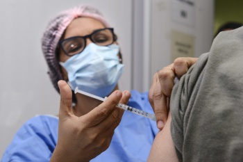 Vacinação contra o covid para idosos na Unidade de Saúde em Santo Antônio