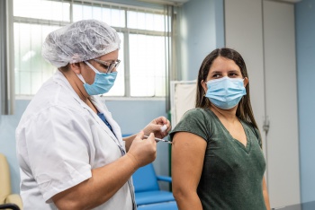 Inicio da campanha de vacinação contra Influenza (gripe) 2021 - Gestante sendo vacinada