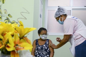 Vacinação na Unidade de Saúde do bairro Conquista