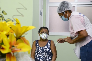 Vacinação na Unidade de Saúde do bairro Conquista