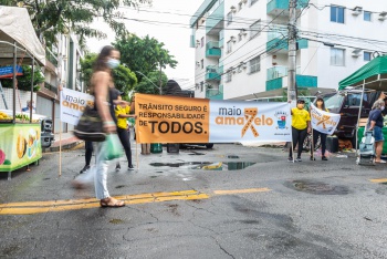 Faixa do Maio Amarelo na feira de Jardim da Penha