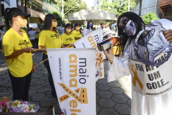 Campanha Maio Amarelo na feira livre da Praia da Canto