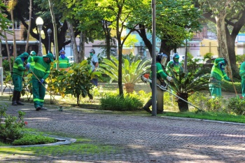 Manutenção de áreas verdes no Parque Moscoso