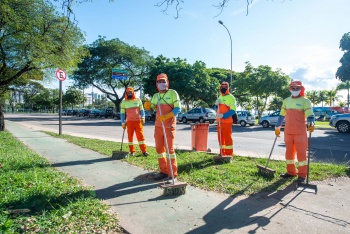 Dia do Gari - Equipe de Varrição de Rua