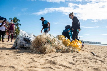 Mutirão Praia Limpa com apoio dos bombeiros
